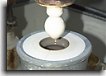 Lavorazione della ceramica a tornio-pressa